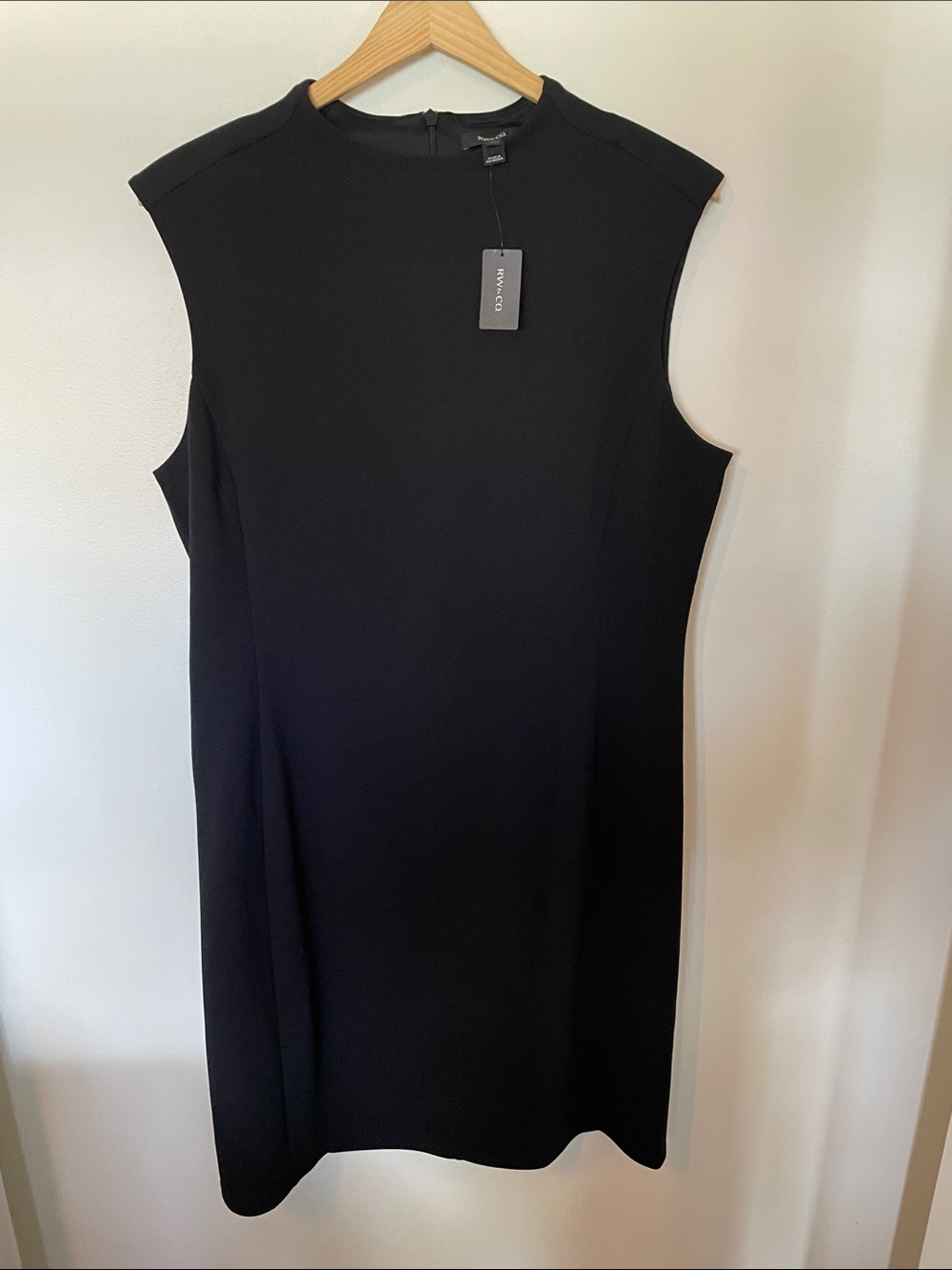 RW&CO L Black Sleeveless Shift Dress